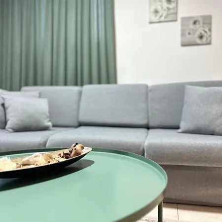 Pazari I Ri: Cozy Tirana