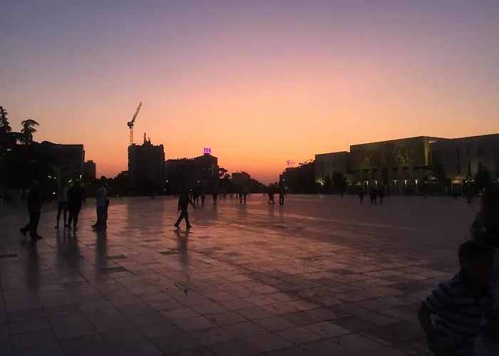 Pazari I Ri: Cozy Tirana