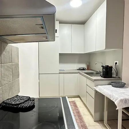 Pazari I Ri: Cozy Tirana