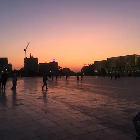 Pazari I Ri: Cozy Tirana